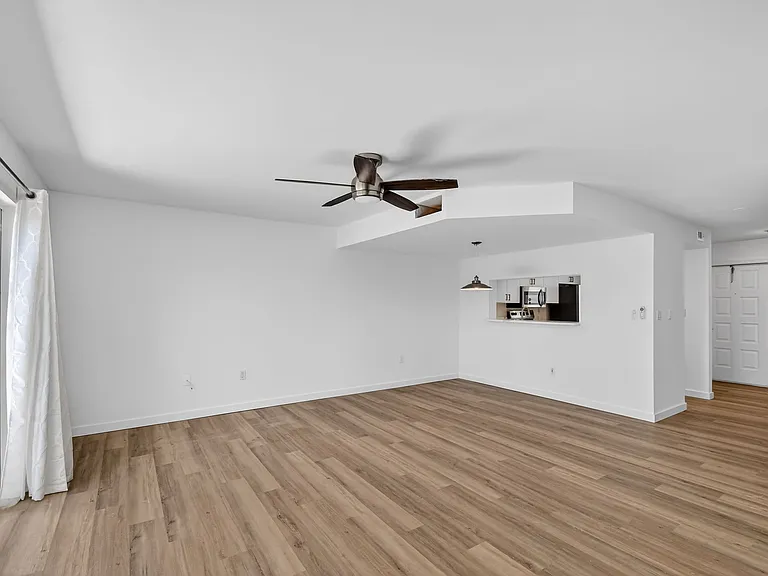 101 Half Moon Cir #B — Photo 11