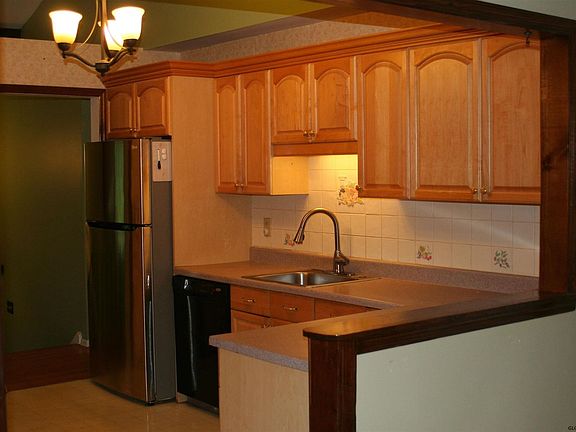 5th image of 14 Dorsman Dr