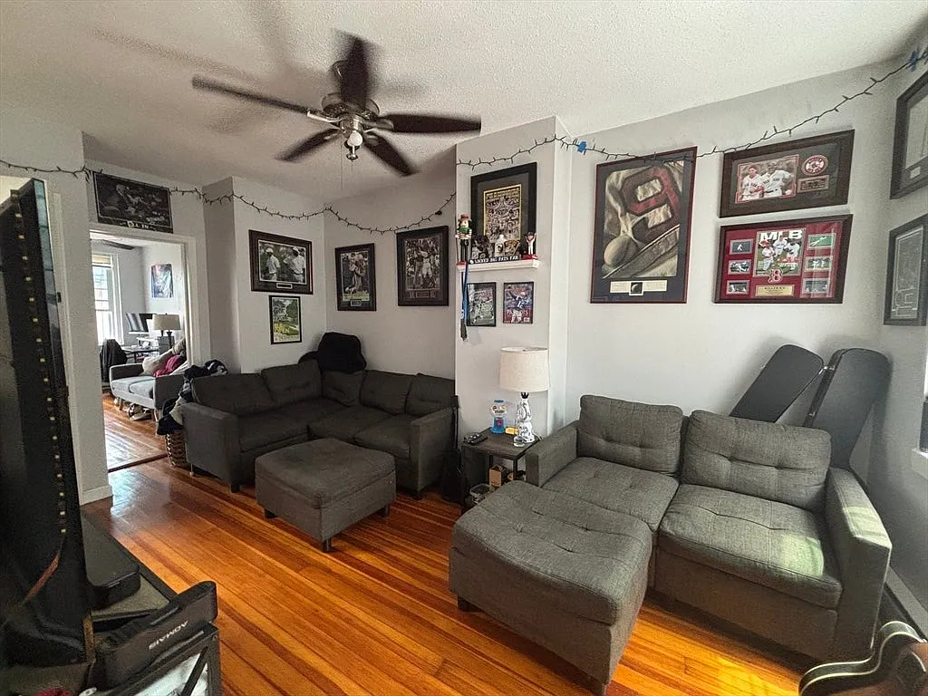 2 bed, 900 sqft, $3,000 — Photo 4