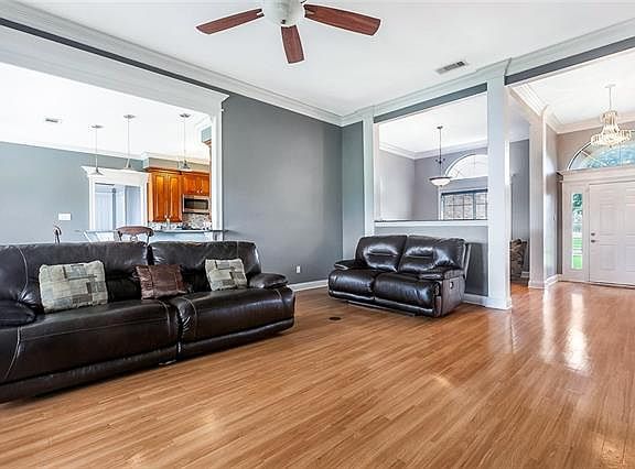 5th image of 2325 Country Club Dr