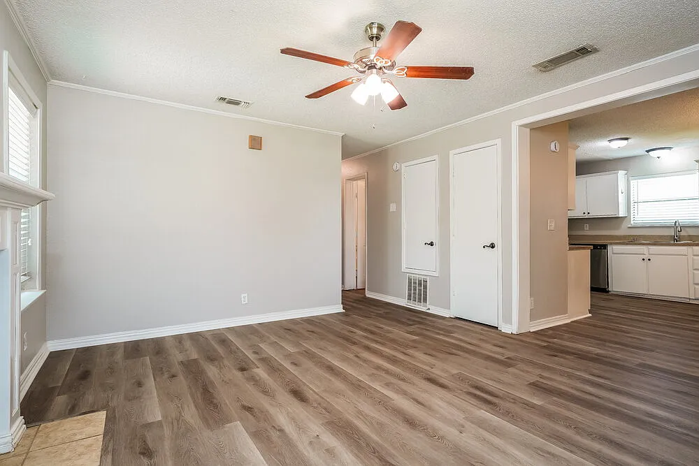 3 bed, 2.0 bath, 1230 sqft, $1,905 — Photo 4