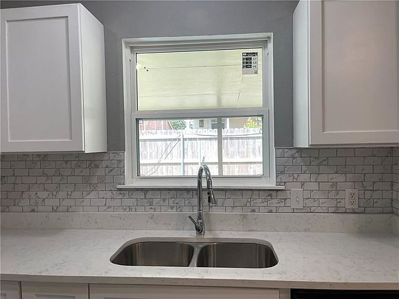 5th image of 3844 Greenbriar Ln