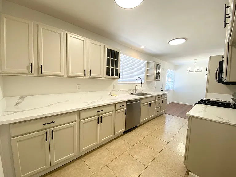1025 N Lupine St — Photo 10