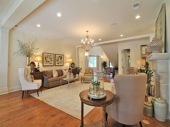 5th image of 695 W Clover Dr