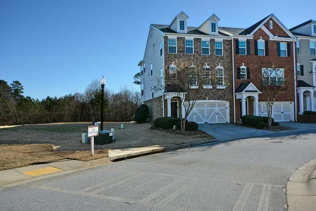 3 bed, 3.5 bath, 2798 sqft, $2,800 — Photo 3