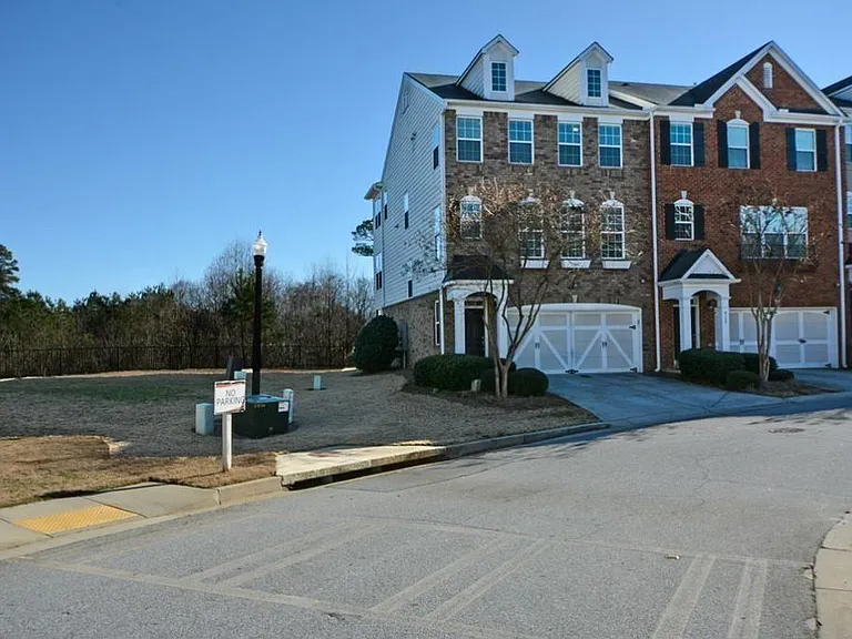 6135 Indian Wood Cir SE — Photo 3