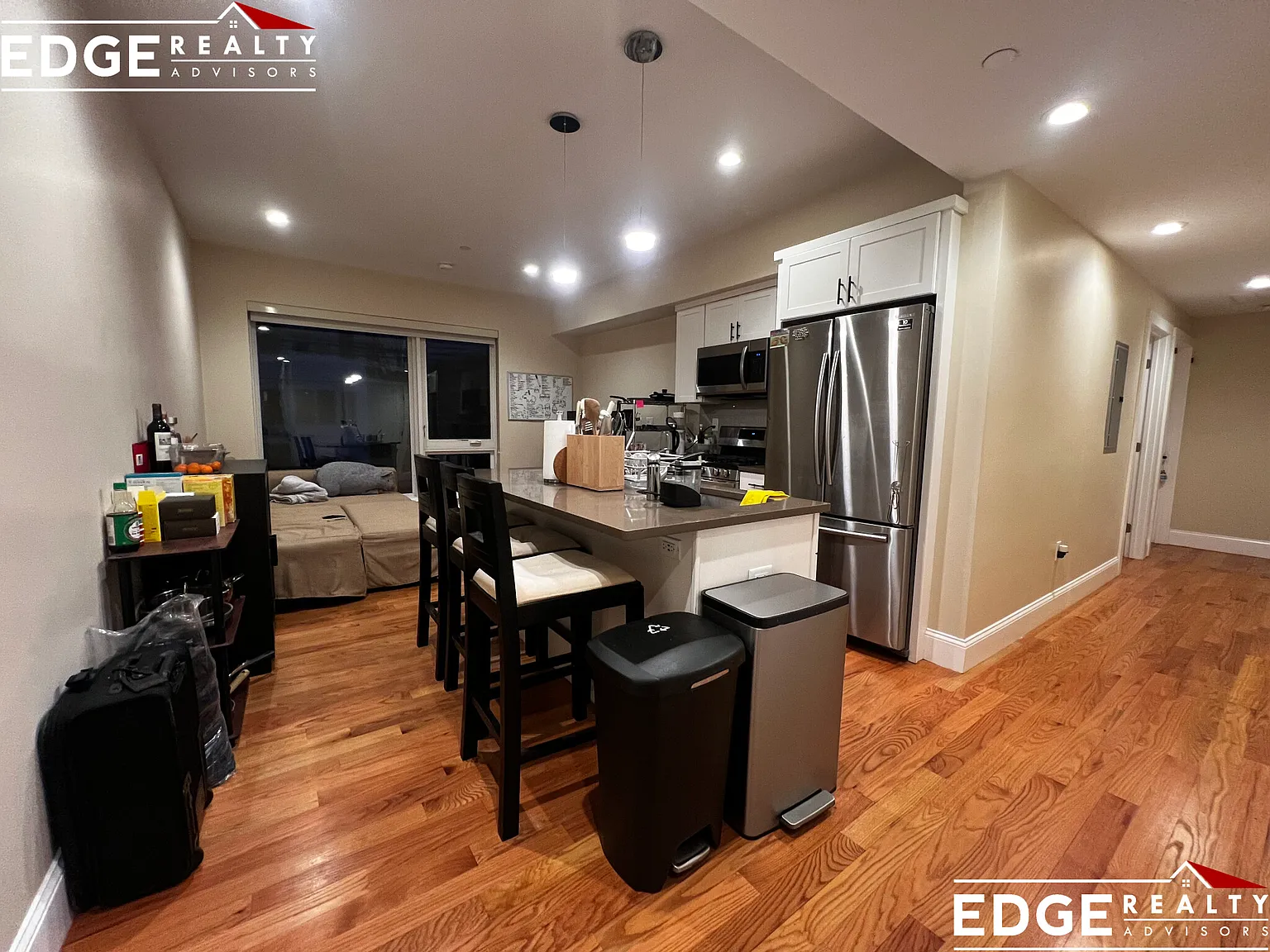 3 bed, 1000 sqft, $4,200 — Photo 2