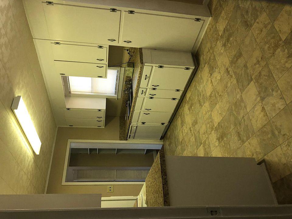 2nd image of 1911 Parliament Rd