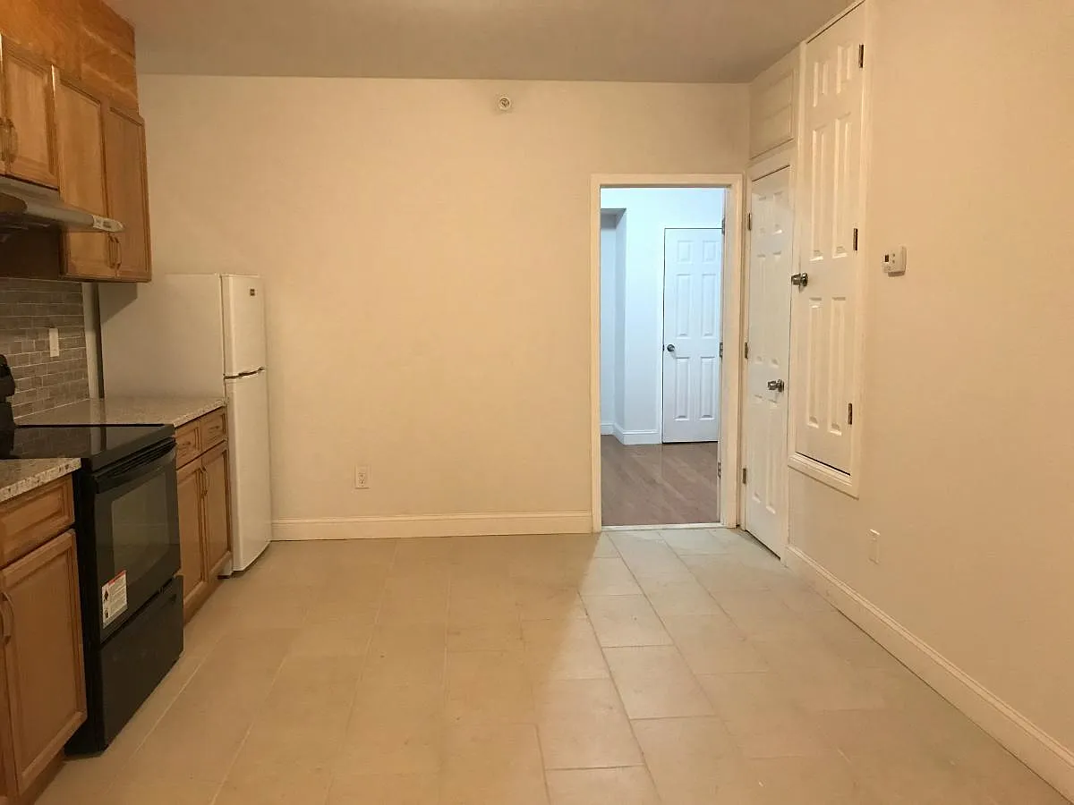 2 bed, 1000 sqft, $1,300 — Photo 1