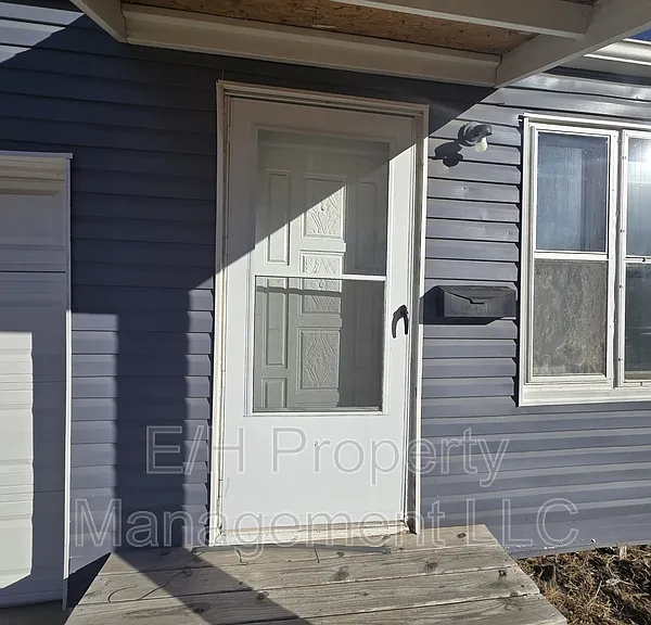 1642 N Erie St — Photo 3