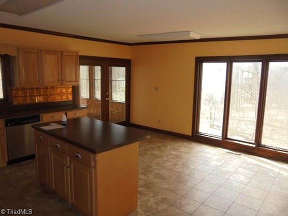 3rd image of 414 Dogwood Ln