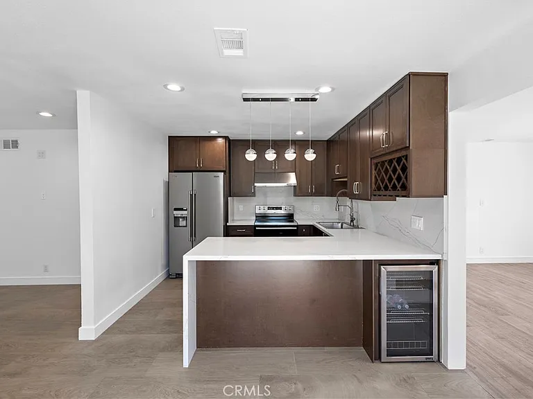 822 E Borchard Ave — Photo 2
