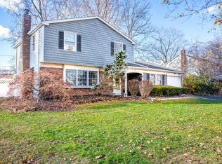 8 Tinder Ln, Lake Grove, NY