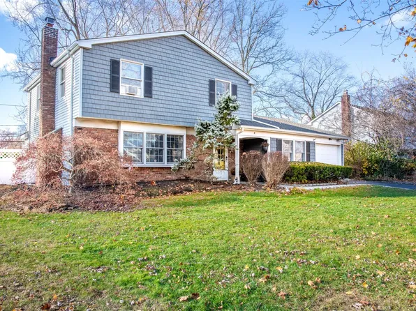8 Tinder Lane, Lake Grove, NY 11755