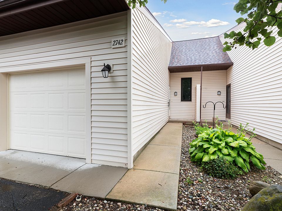 1st image of 2742 Stonebluff Dr SW