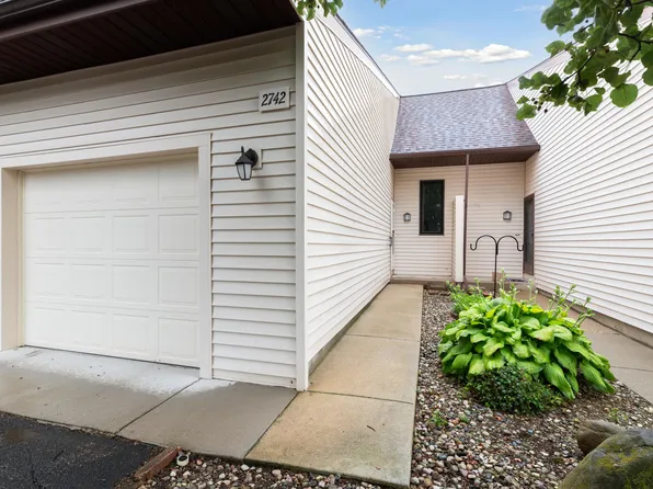 2742 Stonebluff Dr SW, Wyoming, MI 49519