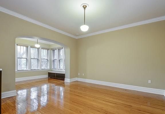 2nd image of 1335 W Thorndale Ave