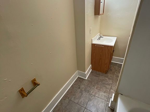 2nd image of 956 Grant Ave APT 3