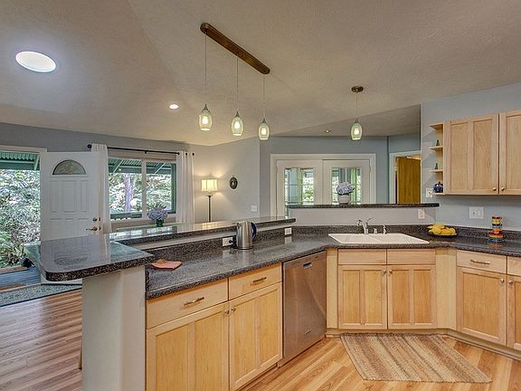 4th image of 11-3843 Pearl Ave