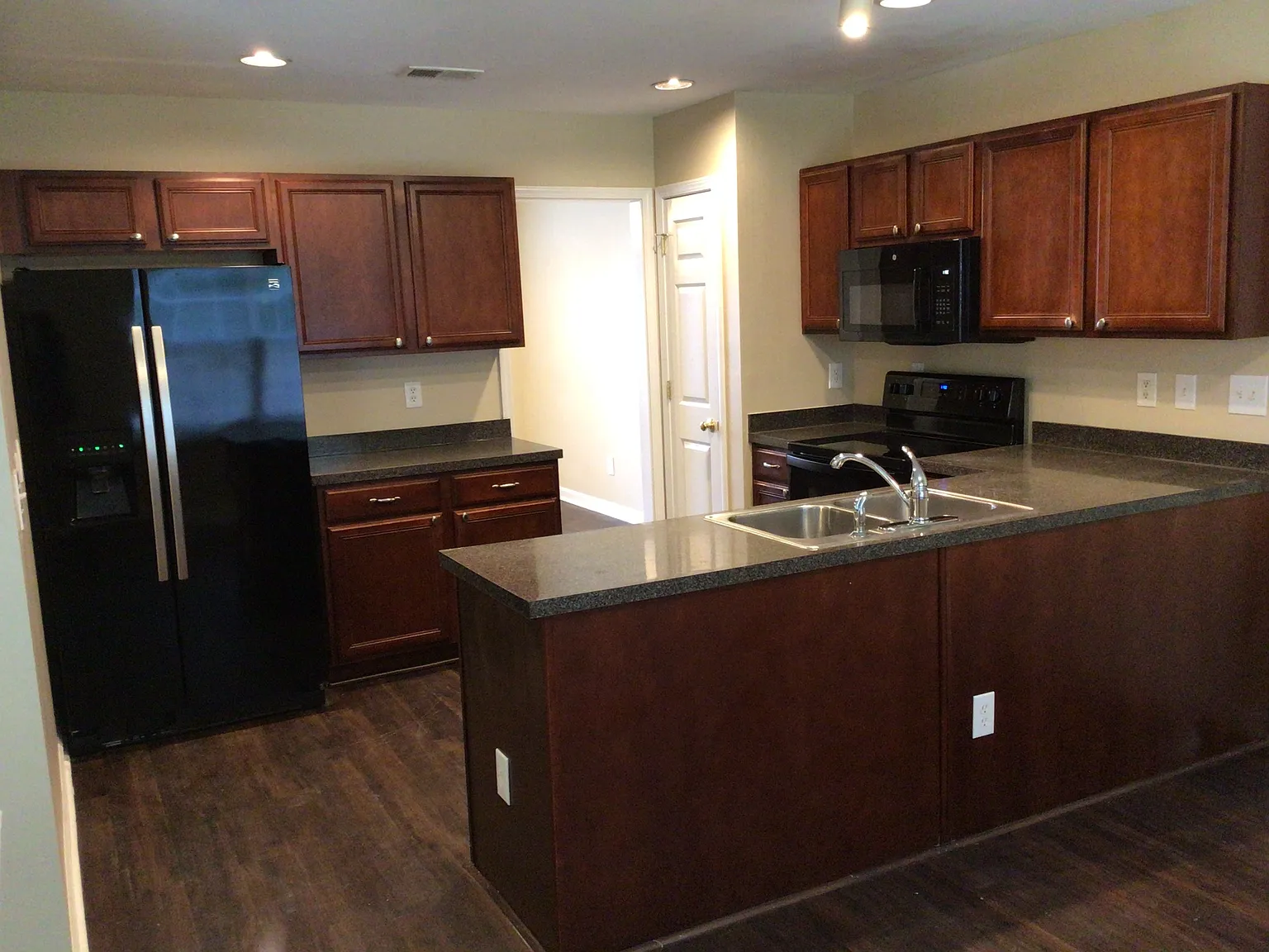 6 bed, 2.5 bath, 2326 sqft, $2,655 — Photo 4