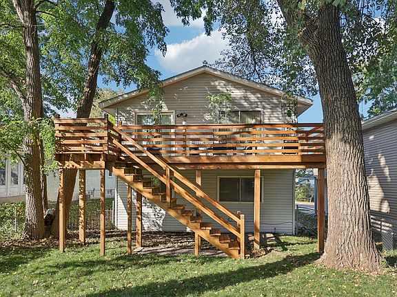 3rd image of 302 Sidney St E