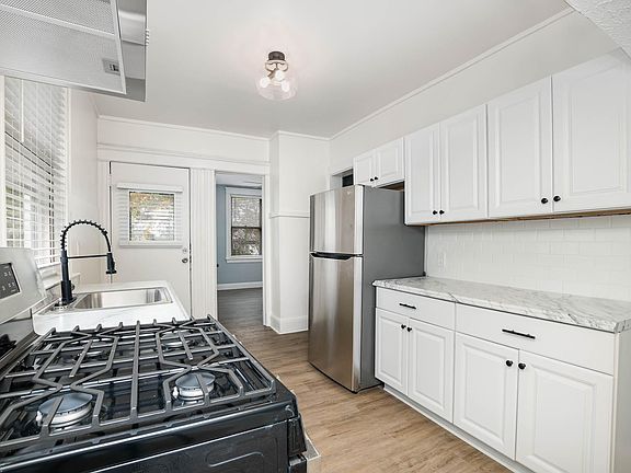 3rd image of 554 Hickory St Unit 1