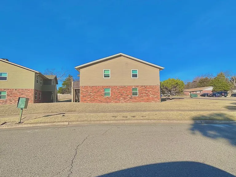 300 Chalmette Dr — Photo 20