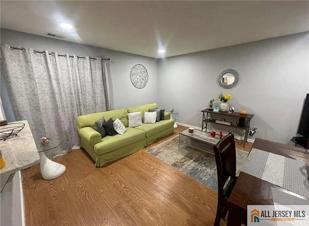 1 bed, 1.0 bath, $2,200 — Photo 2