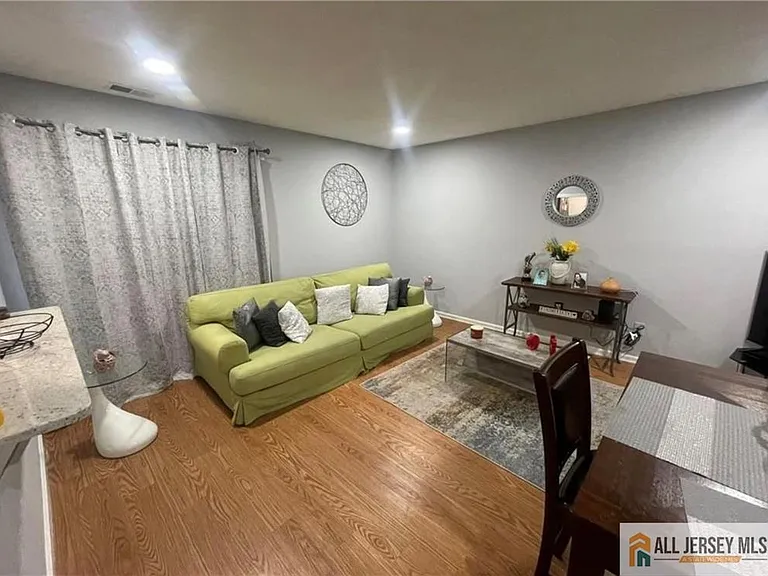 103 Woodbridge Cmns #103 — Photo 2