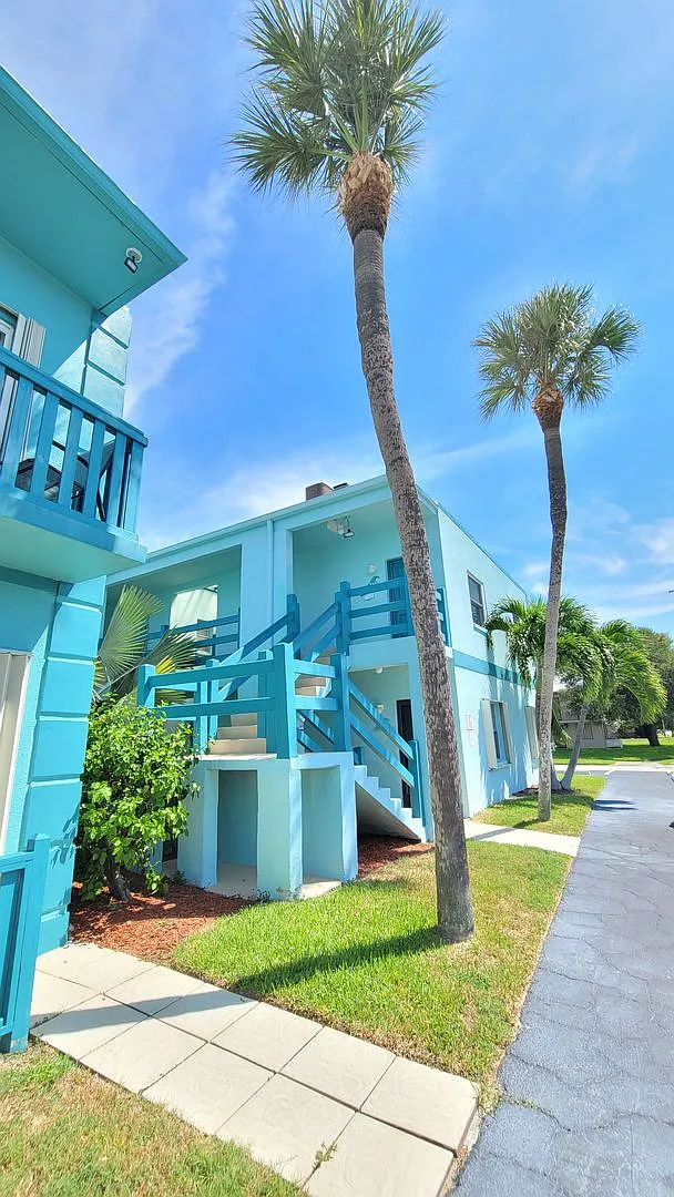 Cozy Beachside Condo in Cape Canaveral Including pool, basic cable, and water. — Photo 4