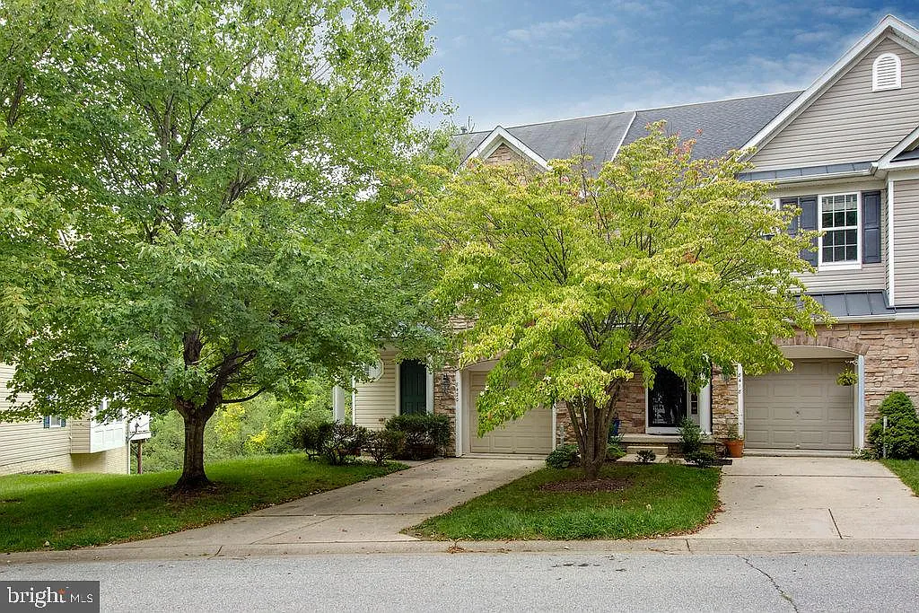3 bed, 3.5 bath, 2572 sqft, $3,200 — Photo 2