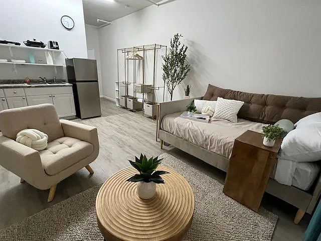 702 S 48th Ave — Photo 5