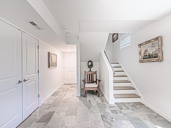 4th image of 812-14 Moorlyn Ter