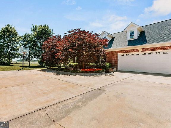 3rd image of 3 Honeysuckle Ln