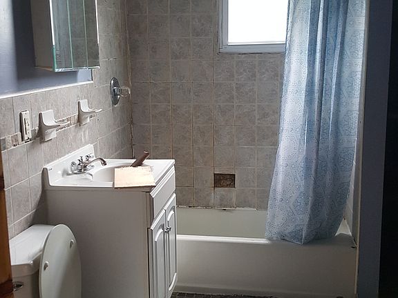 4th image of 668 Cary Ave #1