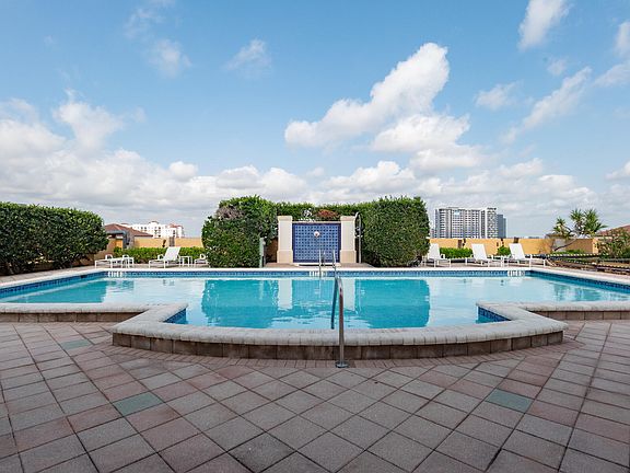 5th image of 403 S Sapodilla Avenue #207