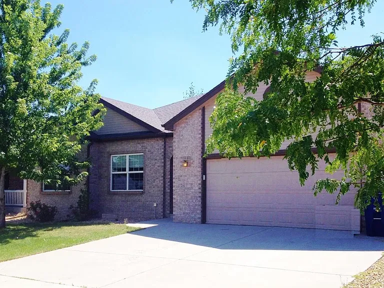 5470 Gunnison Dr — Photo 2