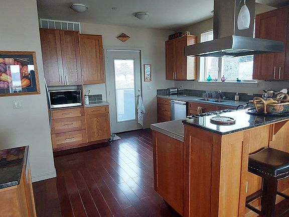 3rd image of 1203 W Holly St #301