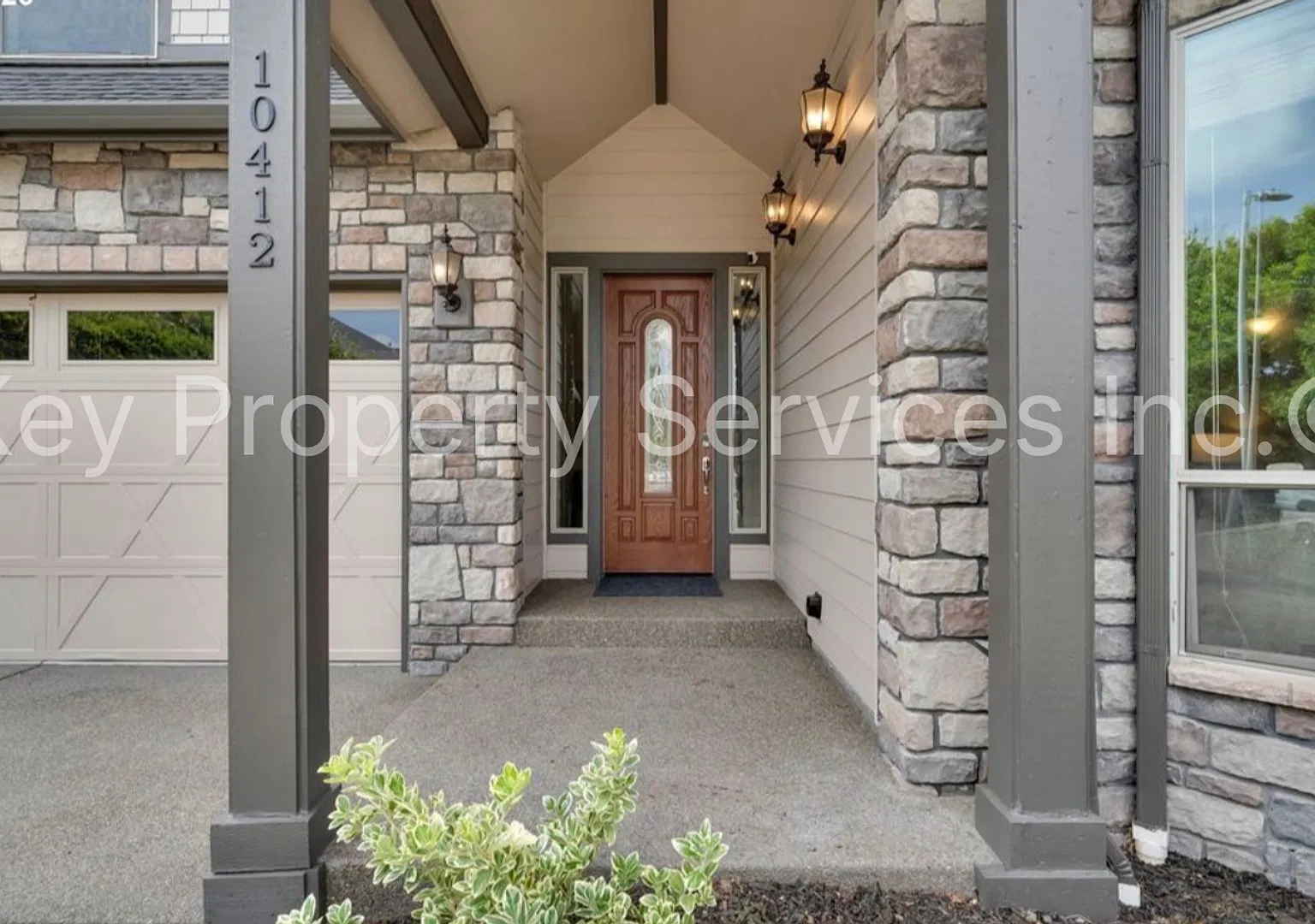 Gorgeous 4-Bedroom Orchards Home — Photo 2