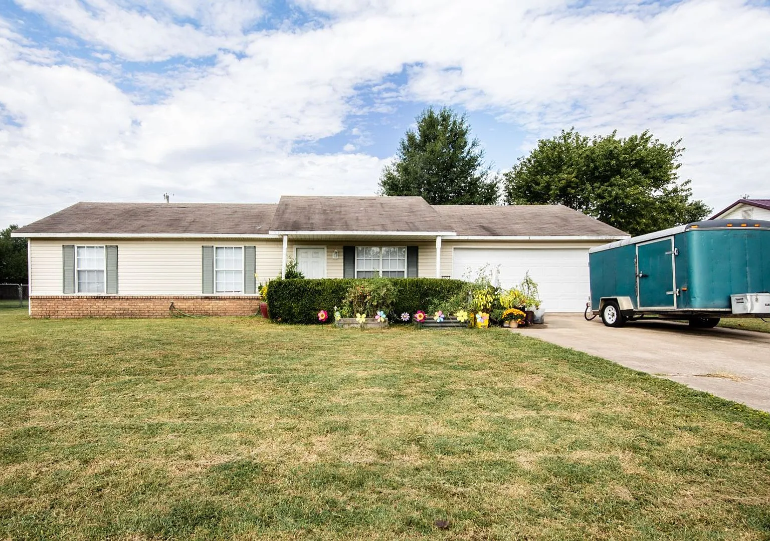 3 Bedroom 2 Bath home, with large fenced backyard and 2 car garage — Photo 1