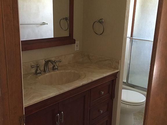 Upstairs bathe/ tub-shower