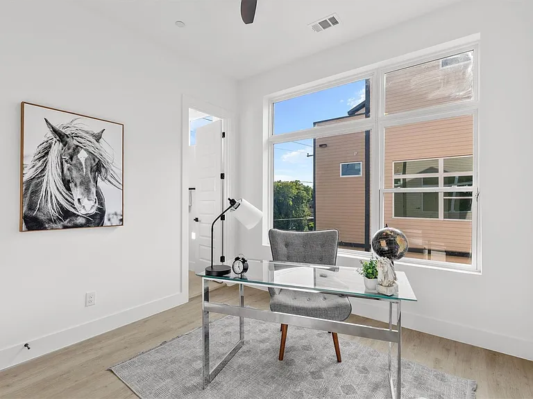 723 W 10th St #101 — Photo 24