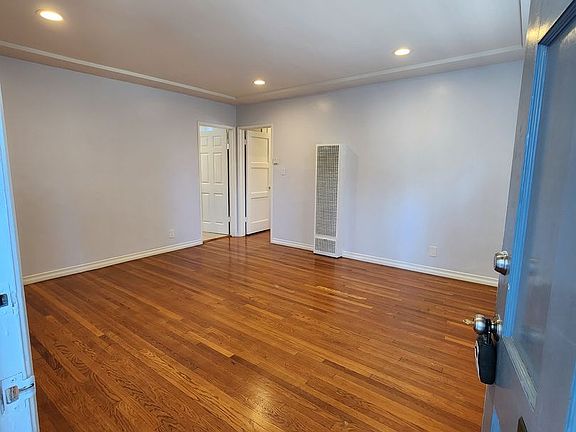 2nd image of 975-997 S Marengo Ave #985