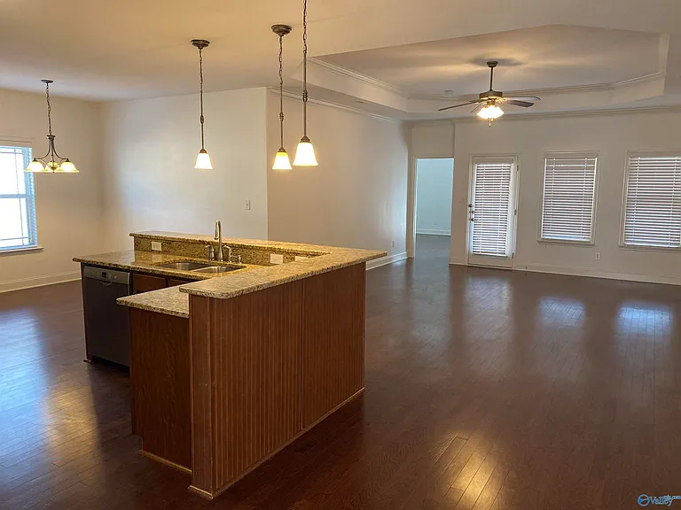 3015 Hampstead Dr SE — Photo 2