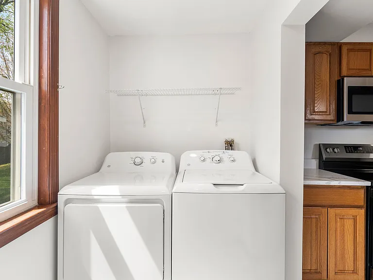 24 Railroad Ave — Photo 4