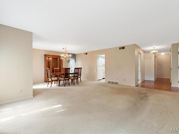 5th image of 910 Claytonbrook Dr APT 1