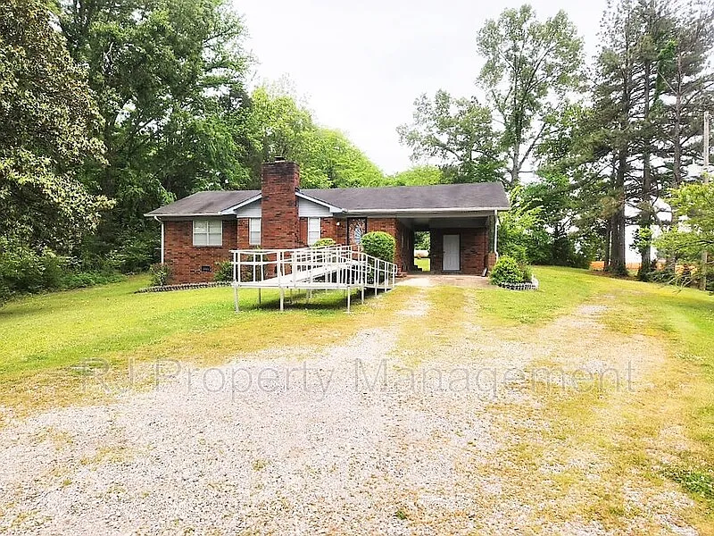 4 bed, 2.0 bath, 1612 sqft, $1,795 — Photo 2