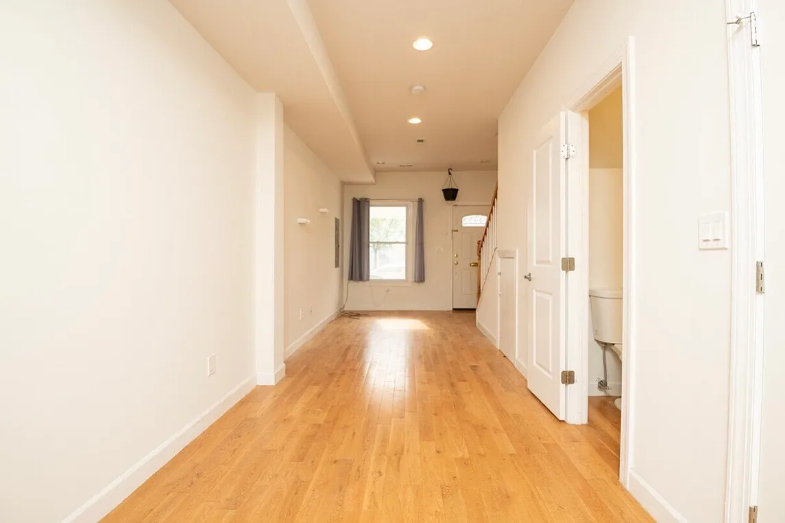 2 bed, 1.5 bath, 877 sqft, $2,500 — Photo 3