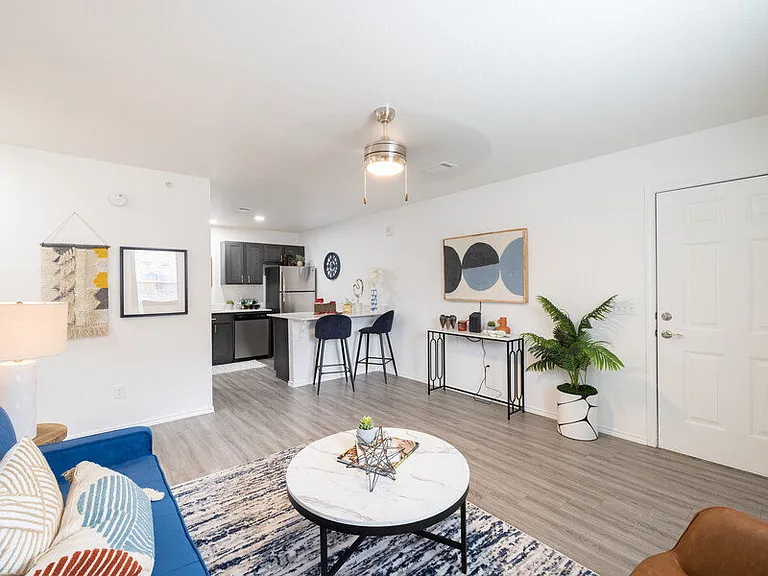 The Frisco Apartments on Walnut — Photo 19