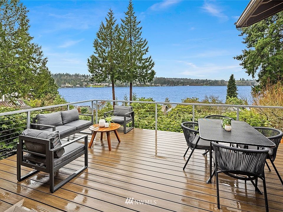 Serenity in Enatai with a sweeping view of Lake Washington and beyond!